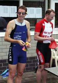 Tom Tiehatten en Guido Gosselink voor de start van de Thales UT triathlon