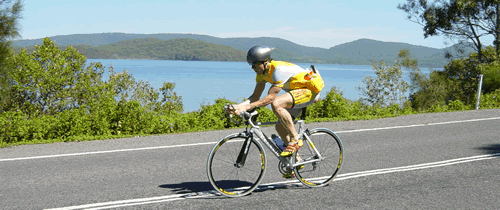 Chris Brand op de fiets in Australië