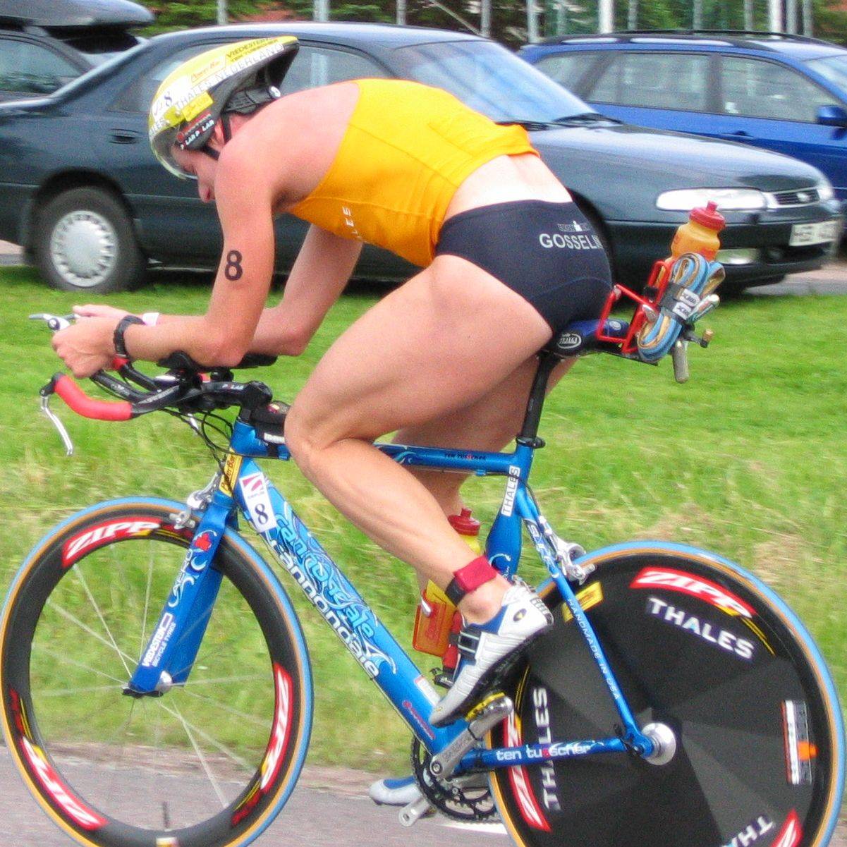 Guido Gosselink in Sater op de fiets