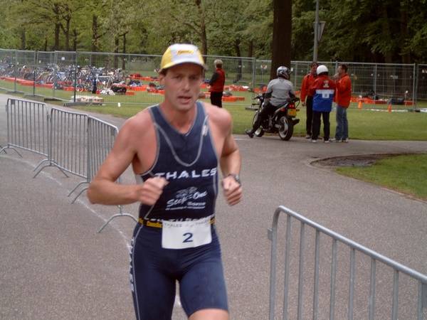 Guido Gosselink op weg naar parcoursrecord bij de Thales UT triathlon